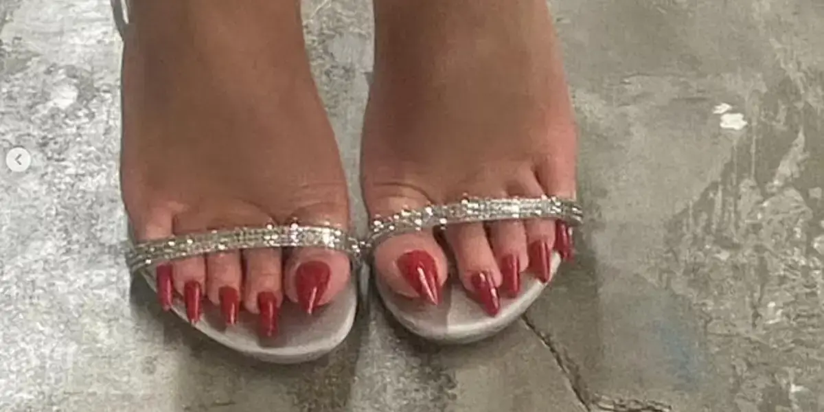 Lila Moss' toenails.