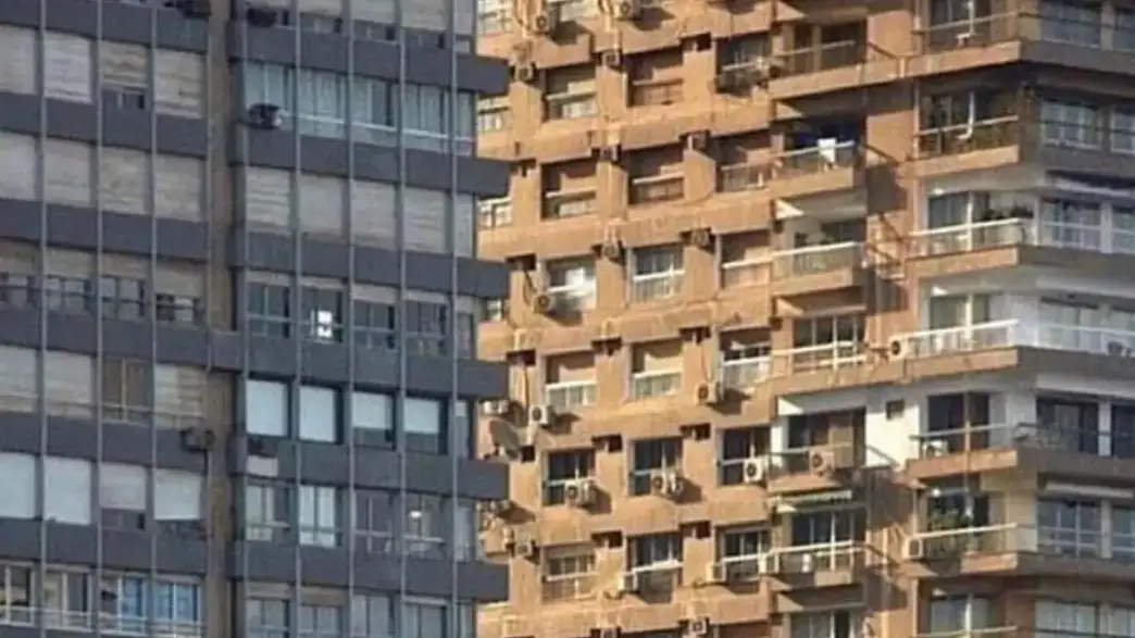 People are struggling to work out which building is closer in a confusing photo.