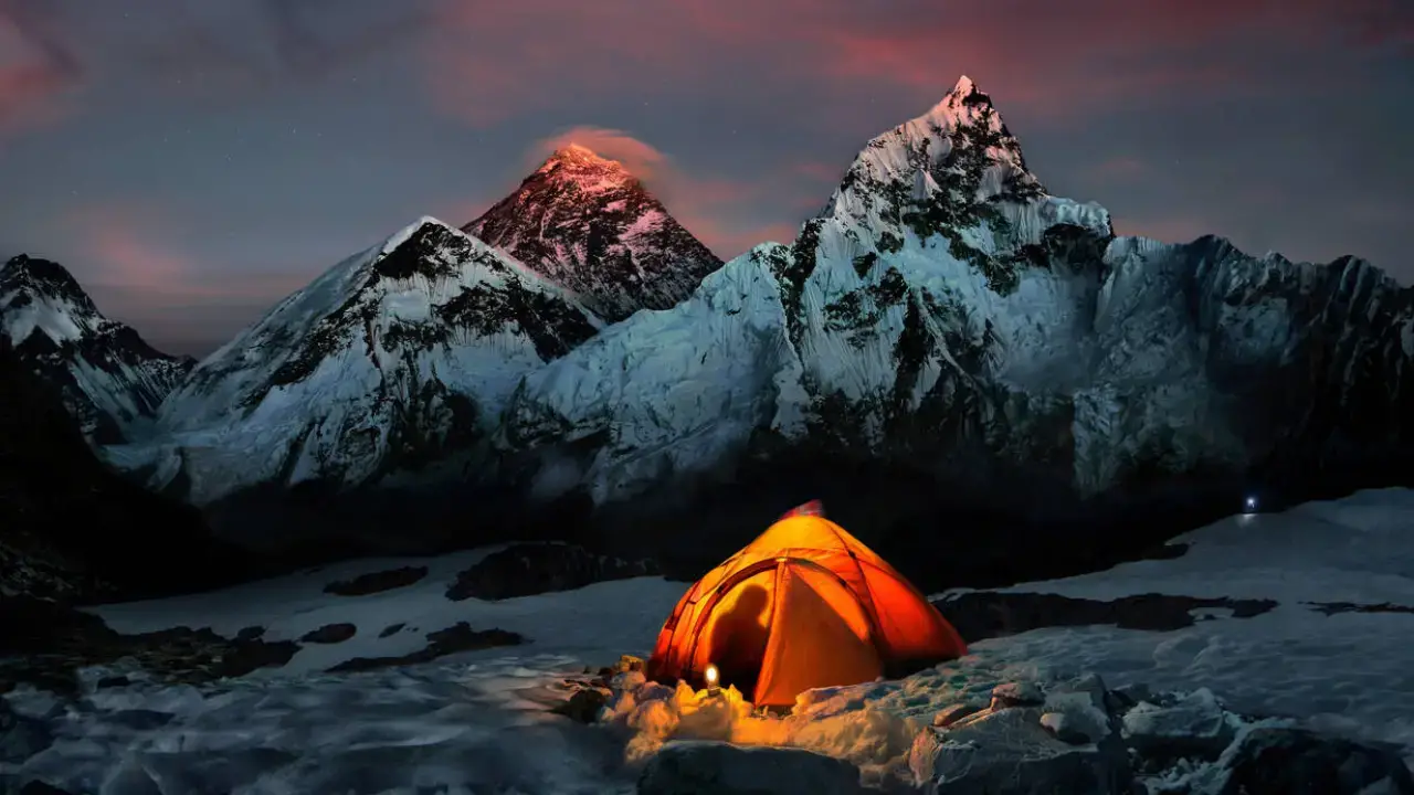 There's an interesting reason why Mount Everest makes seriously disturbing noises at night.