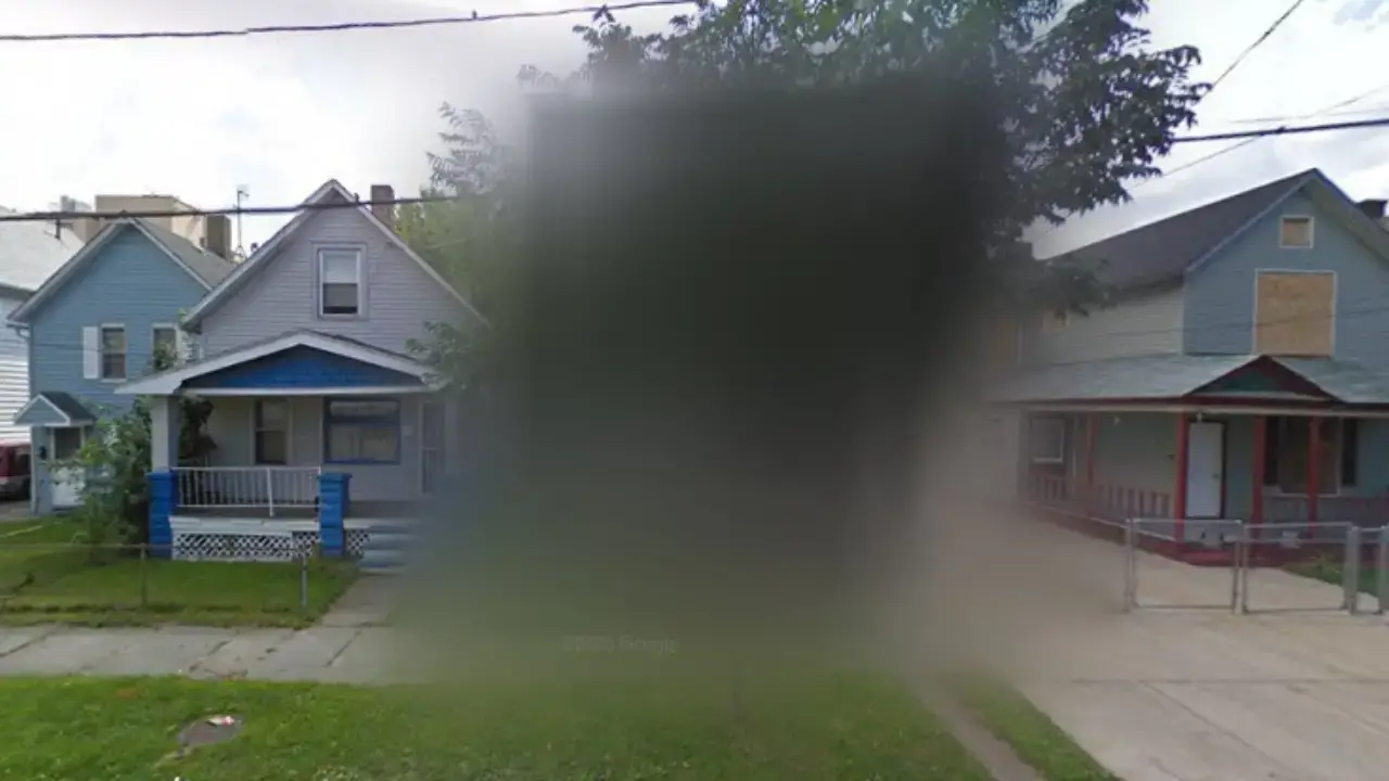 Google Maps has made the decision to blur out a seemingly ordinary house for an absolutely horrifying reason...