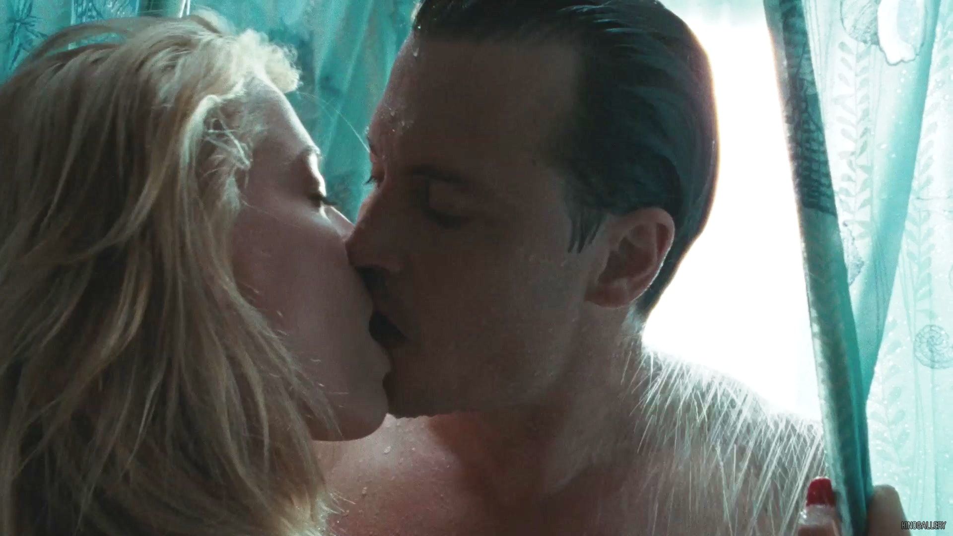 Amber Heard and Johnny Depp kissing in The Rum Diary. 