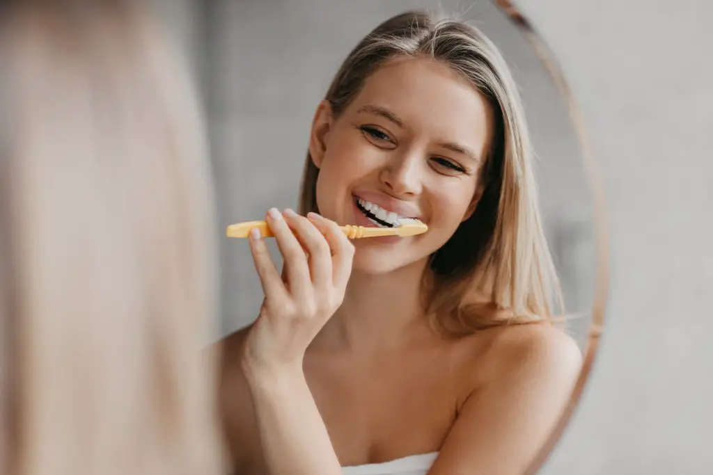 Woman brushing teeth. 