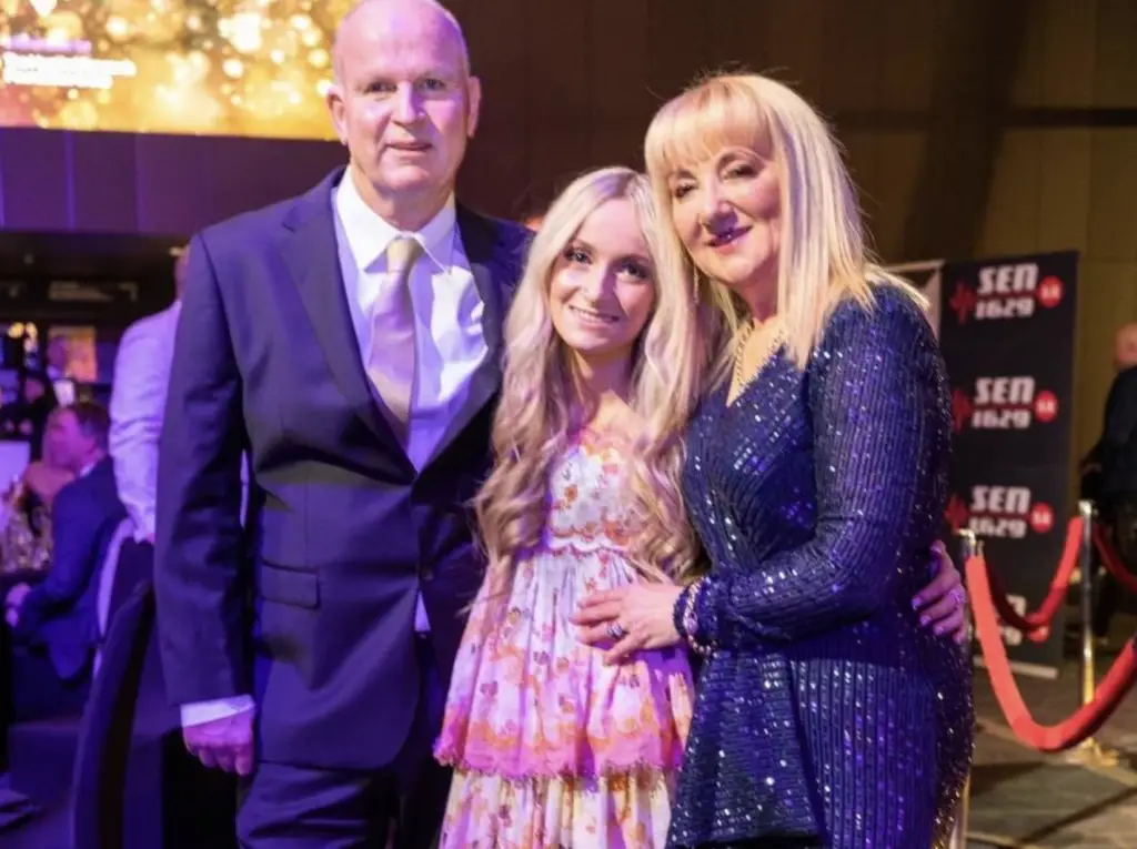 Annaliese Holland with her mom and dad. 
