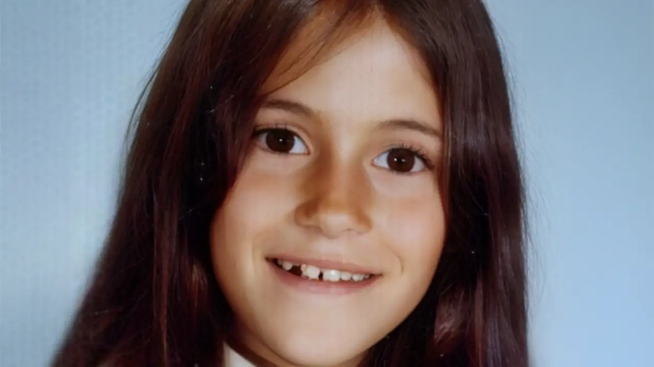 The little girl in this photo grew up to be the richest actress on earth, so can you guess who she is?