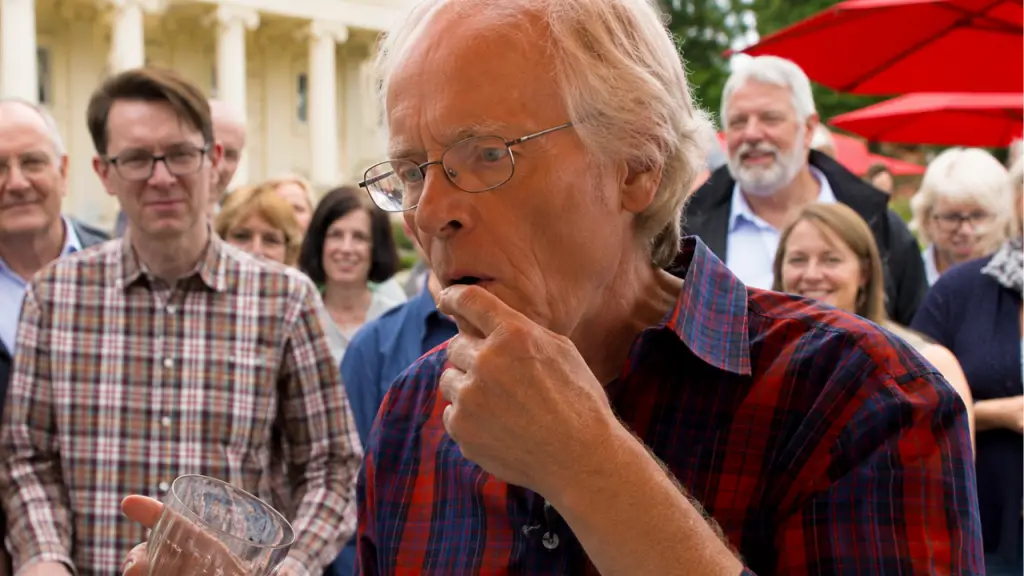 Antiques Roadshow Expert Drinks From 180-Year-Old Bottle And Was Disgusted To Find Out What Was In It