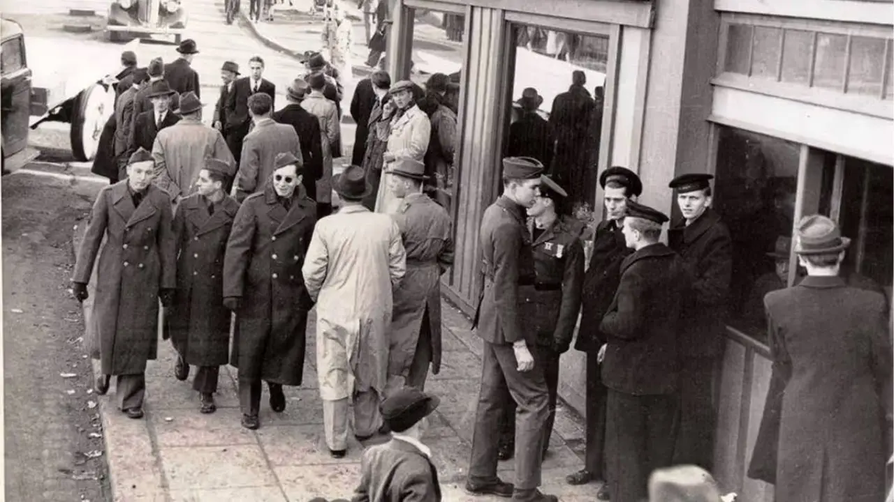 People Convinced Old Photo Man Holding iPhone Is 'Proof Of Time Travel'
