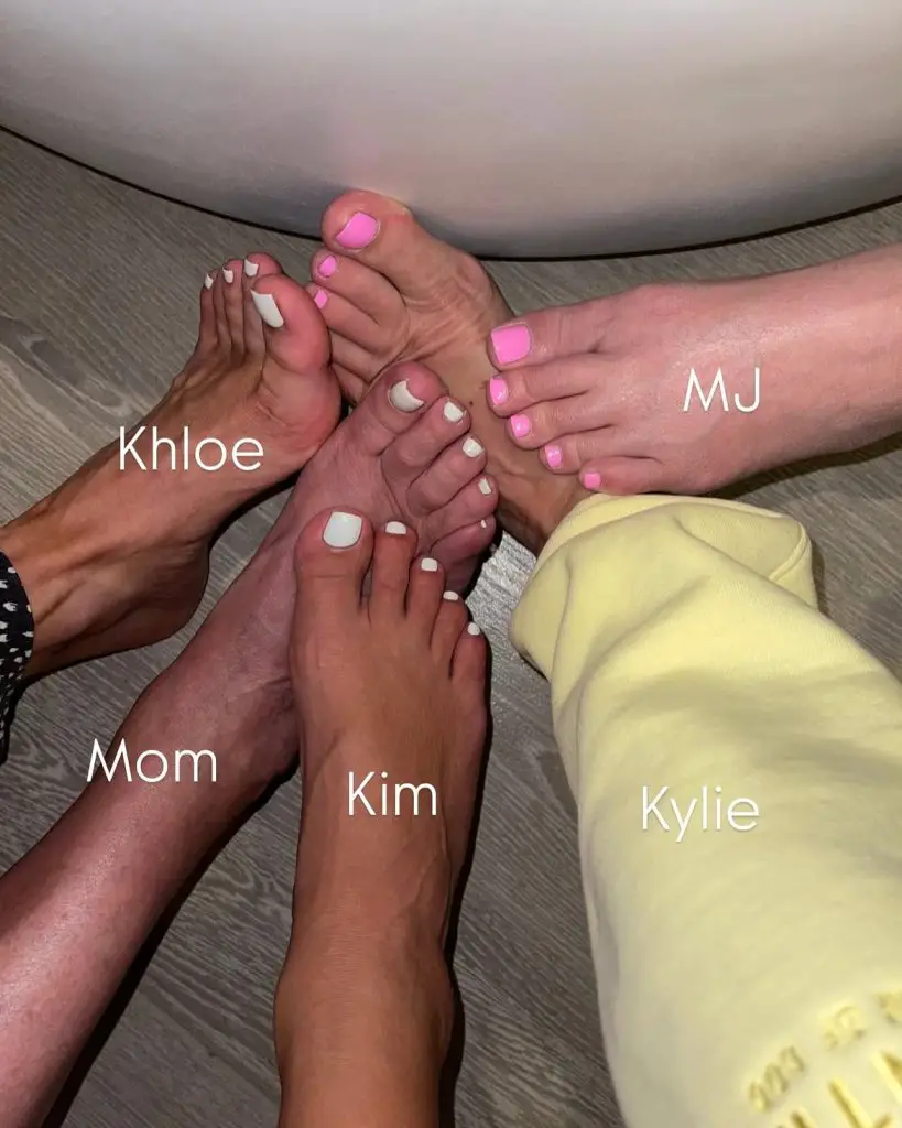 Kim Kardashian feet pic